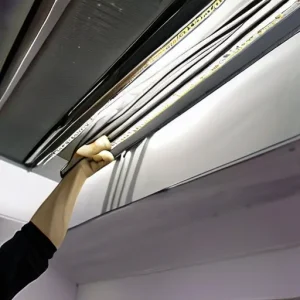 Магнитные трековые светильники в натяжном потолке: закладка специальных шинопроводов на черновом этапе монтажа