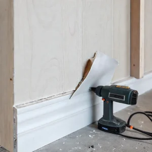 Фото по теме: Отклеивание плинтуса из дюрополимера Orac Decor: монтаж на жидкие гвозди без грунтовки