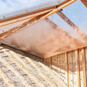Фото по теме: Супердиффузионная мембрана Tyvek Solid против трехслойной пленки Изоспан АМ: водоупорность на кровле